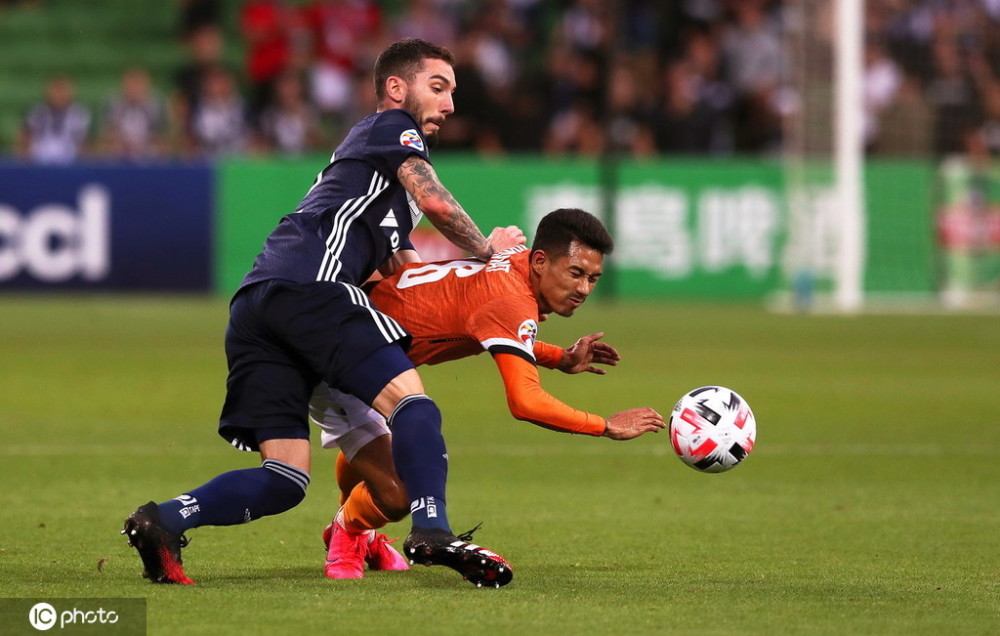 包含赛地聚焦：亚冠今夜热度飙升；门兴格拉德巴赫门线救险；更衣室稳定；团队化学反应显著的词条-ayx